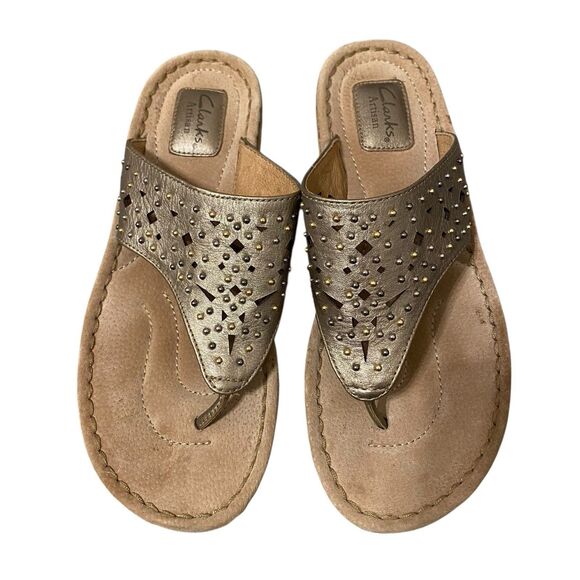 Clarks Artisan Thong Sandals Women 9.5 Gold Leather Studded Embellished Boho - Picture 2 of 10